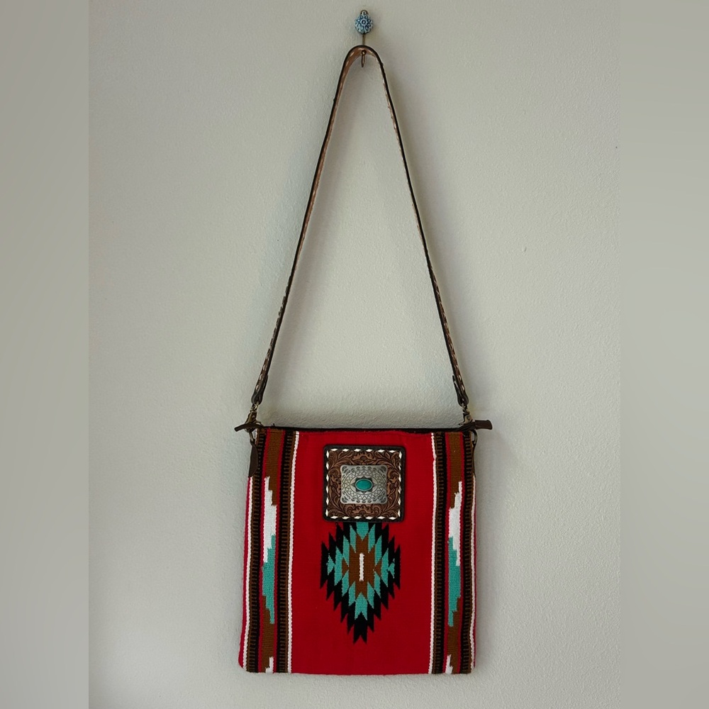American Darling Large Crossbody Saddle Blanket Bag/Tote; Leather; Red/Turquoise